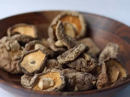 Ngâm nấm hương chỉ dùng nước còn lâu mới sạch! Ngam nam huong chi dung nuoc con lau moi sach!
