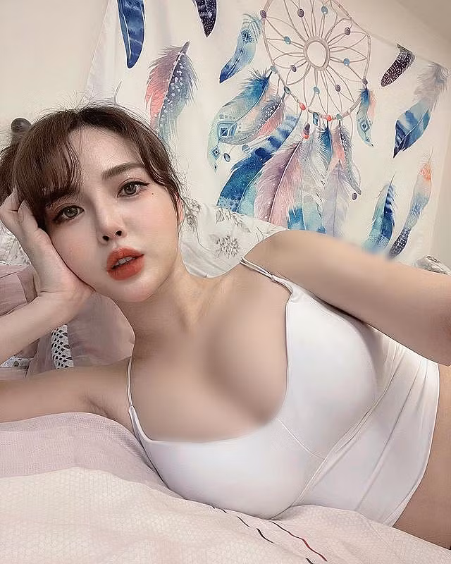 Sau khi những hình ảnh này được lan truyền, đa số mọi người đều chỉ trích hot girl Miêu Miêu cố tình chiêu trò, không chỉ khoe cơ thể lộ liễu còn làm người nhìn cảm thấy ngại thay.