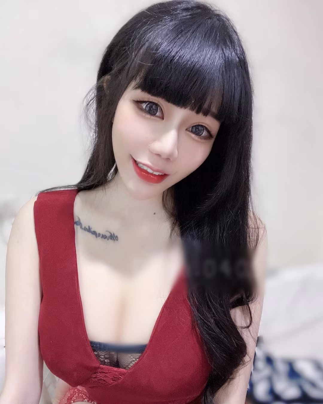Biết rõ lợi thế ngoại hình, Tiểu Đóa thường xuyên diện những set đồ bó sát, khoe bộ ngực ngoại cỡ và vòng eo con kiến.