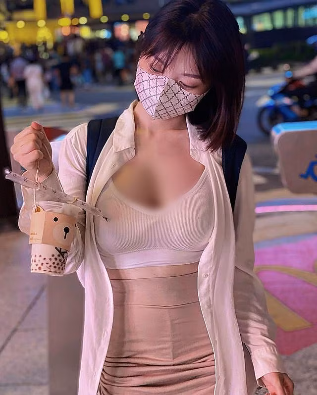 Dù bị chỉ trích là để lộ điểm nhạy cảm khi diện đồ bó sát, mỏng, khoét sâu thế nhưng cô nàng vẫn bất chấp dư luận.