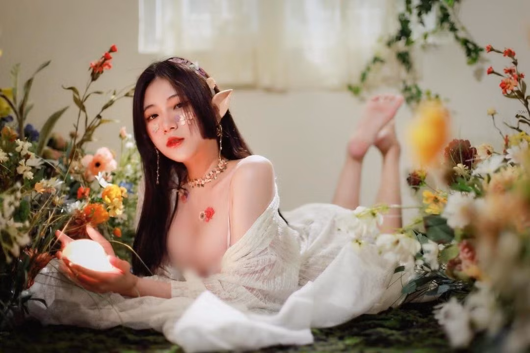 Cô nàng luôn biết cách tạo đề tài cho mình. Ví dụ như lần tắm tiên giữa rừng này, Lăng Thần lại tiếp tục khiến mọi người xôn xao bàn tán.