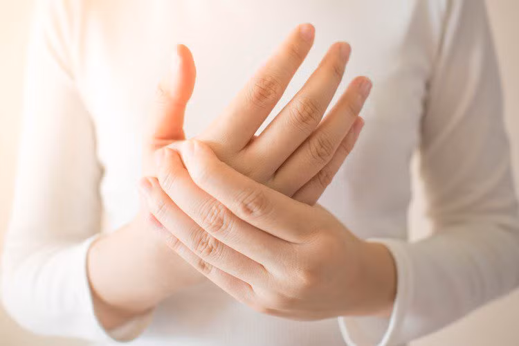 Thấy 3 dấu hiệu này ở bàn tay, khám phổi ngay còn kịp - Hình 3 Thay 3 dau hieu nay o ban tay, kham phoi ngay con kip-Hinh-3