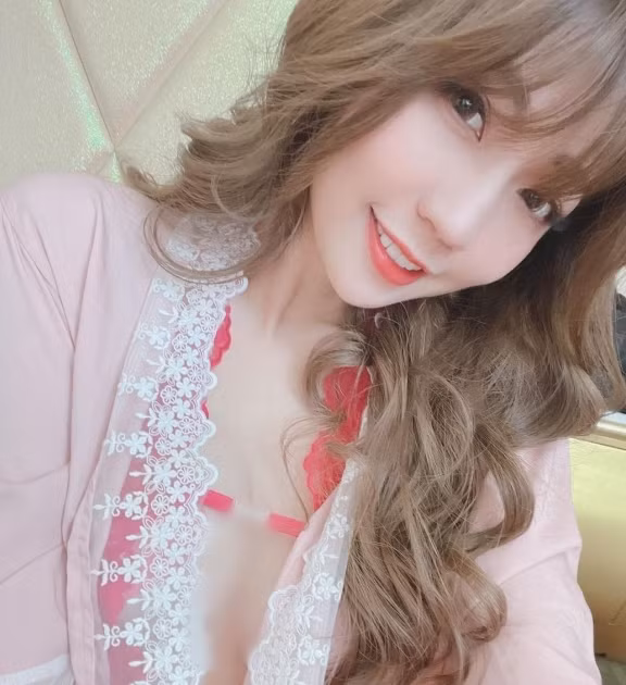 Vòng một khủng cup F giúp hot girl xinh đẹp thoải mái diện những trang phục bó sát, khoe đường cong cơ thể.