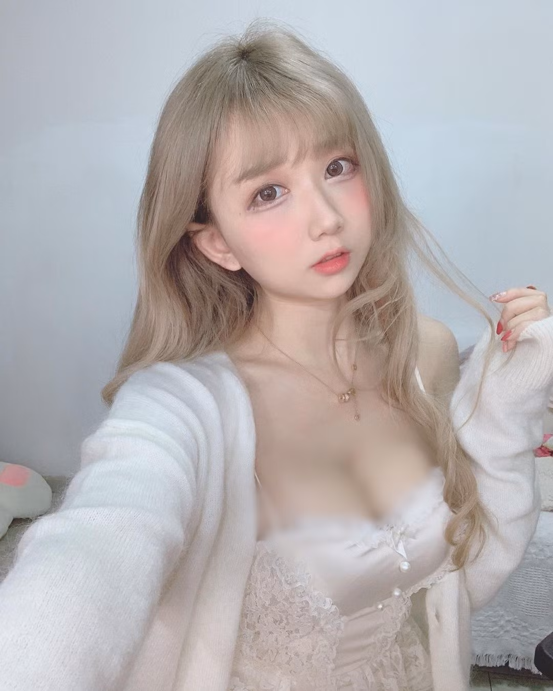 Cô nàng sở hữu khuôn mặt xinh đẹp ngây thơ, trong sáng như búp bê với đôi mắt to tròn, sống mũi cao thẳng, khuôn mặt trái xoan bầu bĩnh.