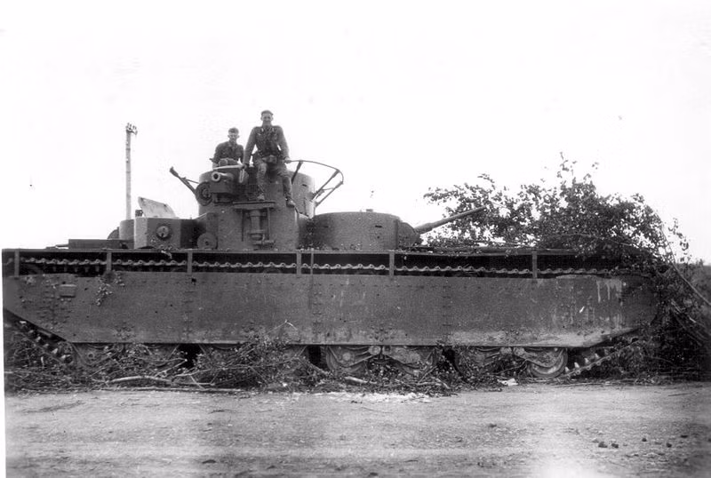 Xe tăng đa tháp pháo hạng nặng T-35 được sản xuất từ 1933-1938 với tổng cộng 61 chiếc. Mẫu tăng có trọng lượng 45 tấn, bọc giáp dày 20-40mm, hỏa lực có một pháo 76,2mm, 2 pháo 45mm 20K và 5 súng máy 7,62mm. Từng được xem là biểu tượng sức mạnh của Hồng quân Liên Xô, nhưng tính cơ động không cao, cơ cấu máy không đáng tin cậy đã khiến cho gần như toàn bộ T-35 bị mất vào tháng 6/1941.