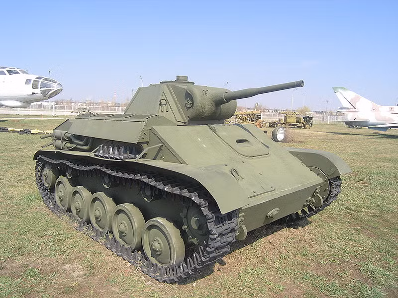 Xe tăng hạng nhẹ T-70 được thiết kế cho vai trò trinh sát và yểm trợ bộ binh, tổng cộng 8.226 chiếc được chế tạo từ 1942-1943. T-70 nặng 9,2 tấn, bọc giáp dày 10-60mm, trang bị pháo 45mm và đại liên 7,62mm. T-70 tham gia nhiều trận đánh trong CTTG 2, và lập không ít công trạng, thậm chí nó còn tiêu diệt được tăng hạng trung của Đức. Ví dụ, trận ngày 6/7/1943, chiếc T-70 thuộc lữ đoàn 49 đã phá hủy 4 chiếc tăng hạng trung Panzer và Panther. Hay trận ngày 26/3/1944, T-70 đã hạ gục một chiếc Panther bằng phát đạn APCR ở cự ly 150-200m.
