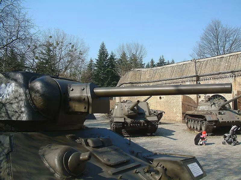 Cơ bản thì T-34 gồm 2 thế hệ chính: thứ nhất là T-34-76 được trang bị pháo chính F-34 cỡ 76,2mm (trong ảnh) và thứ 2 là T-34-85 trang bị pháo chính 85mm ZiS-S-53. Xe được bọc giáp dày từ 57-81mm tùy từng phần, tốc độ đạt 53km/h.