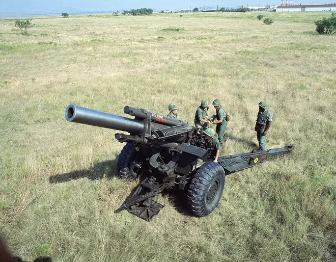 Mỹ cũng viện trợ cho người Pháp loại pháo M114. Pháo dài 7,3 m với nòng dài 3,56 m. Phạm vi bắn tối đa của M114 đạt 14.600 m với vận tốc đạn rời nòng lên tới 563 m/s.