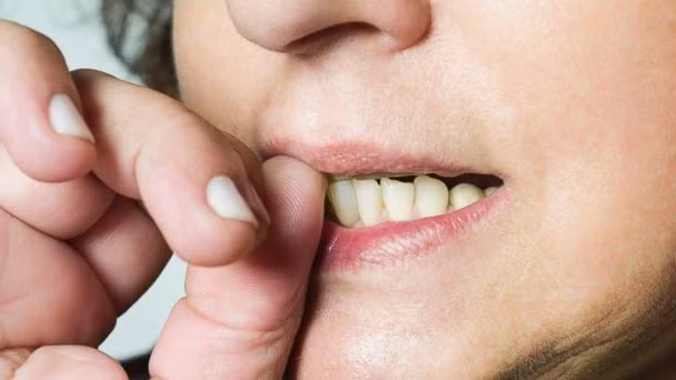 Kinh khủng hơn, các loại vi khuẩn từ móng tay sẽ vào bên trong cơ thể, làm tăng nguy cơ nhiễm giun sán và các bệnh nhiễm trùng đường ruột khác. (Nguồn Abcnews)