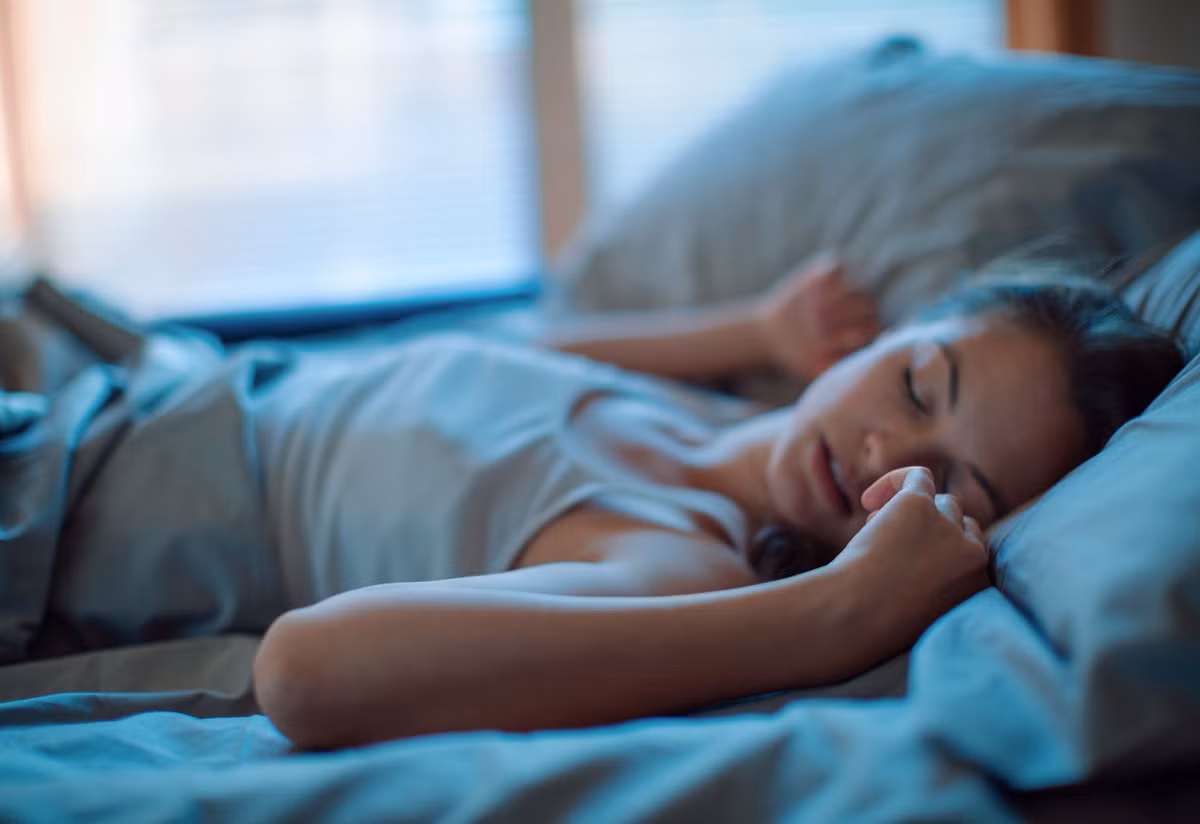 Ngủ ngay sau khi ăn, nhất là ăn trưa cũng là sai lầm phổ biến ở nhiều người. Thói quen xấu này khiến dạ dày không tiêu hóa được hết thức ăn, lại còn chèn ép hoạt động của tim, gây ảnh hưởng xấu đến sức khỏe. (Nguồn Greatist)