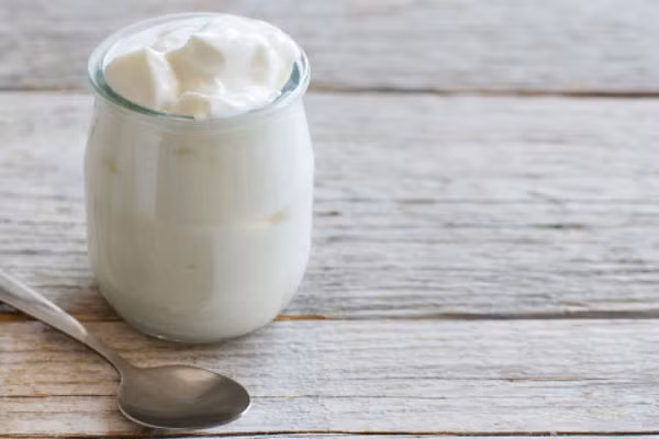 Ngoài ra, bạn nên ăn sữa chua hàng ngày. Lợi khuẩn probiotic có trong sữa chua sẽ giúp ngăn chặn vi khuẩn có hại trong bàng quang. Bạn sẽ tránh được nguy cơ mắc viêm bàng quang, đồng nghĩa với việc tránh xa được chứng tiểu đêm. (Nguồn Akc)