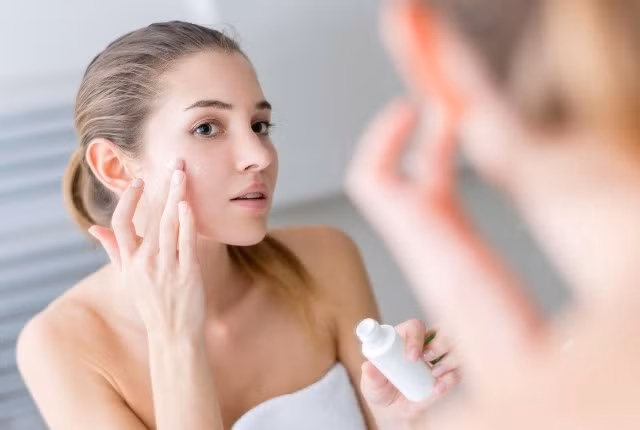 Trong khi đó, nhiều chị em còn mắc một sai lầm khác nữa là sử dụng nước hoa hồng để tẩy trang. (Nguồn Wp)
