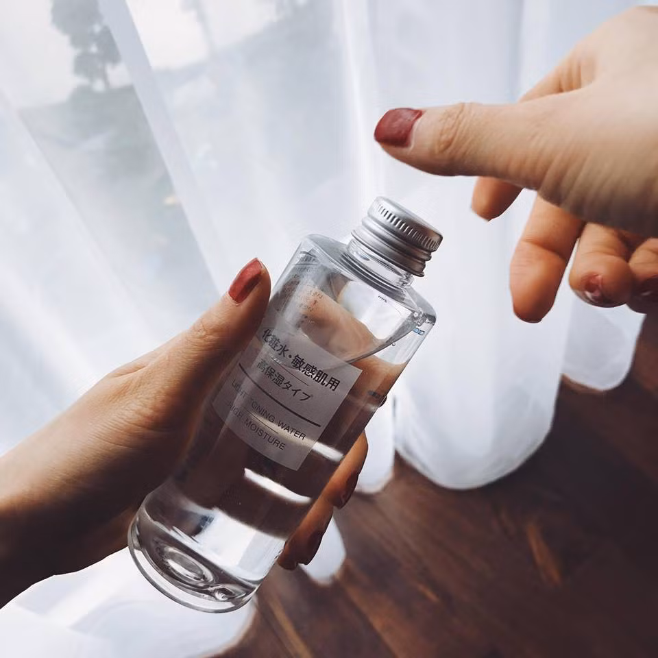 Sau khi dùng xong, bạn nên bảo quản nước hoa hồng ở nơi khô thoáng và vứt bỏ đi sau tối đa 8 tháng sử dụng. (Nguồn Foruaz)