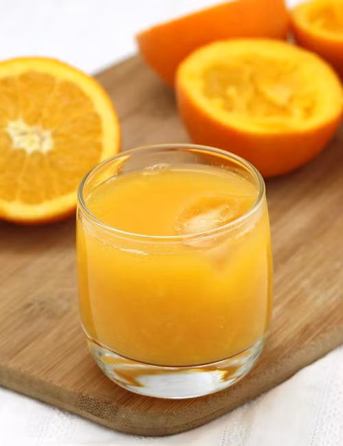 Vitamin C có trong nước cam kích thích sản xuất hemoglobin giúp vận chuyển oxy đến các cơ quan trong của cơ thể, do đó bạn sẽ cảm thấy tỉnh táo rất nhiều. (Nguồn Foodviva)