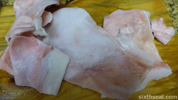 Tưởng chừng là thứ bỏ đi nhưng trên thực tế, bì lợn có thể được chế biến thành nhiều món ăn vừa bổ dưỡng vừa tốt cho sức khỏe. (Nguồn Sixthseal)