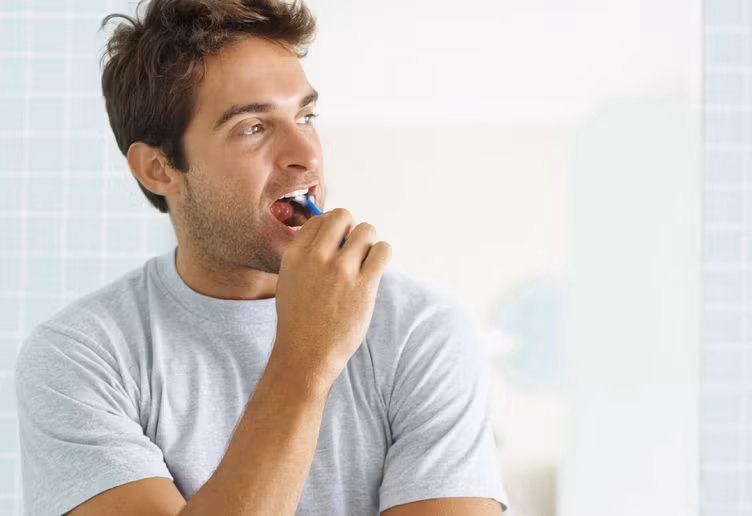  Chải răng bằng nước lạnh còn có thể gây tổn thương cho men răng và ngà răng cũng như sức khỏe của nướu và mô mềm. (Nguồn Greatist)