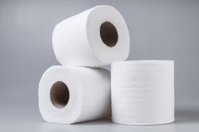 Tương tự, nhiều chị em vẫn vô tư dùng giấy vệ sinh để lau tay và mặt trước khi ăn uống mà không biết rằng, vi khuẩn trong giấy vệ sinh sẽ xâm nhập vào cơ thể và gây ra bệnh. (Nguồn Aolcdn)
