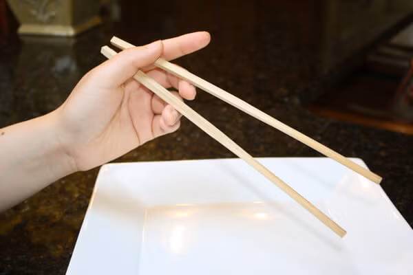 Vì vậy, khi muốn gắp thức ăn cho người khác, bạn nên nhớ đổi đầu đũa để đảm bảo vệ sinh, tránh lây lan vi khuẩn và bệnh truyền nhiễm cho người khác. (Nguồn Thewoksoflife)