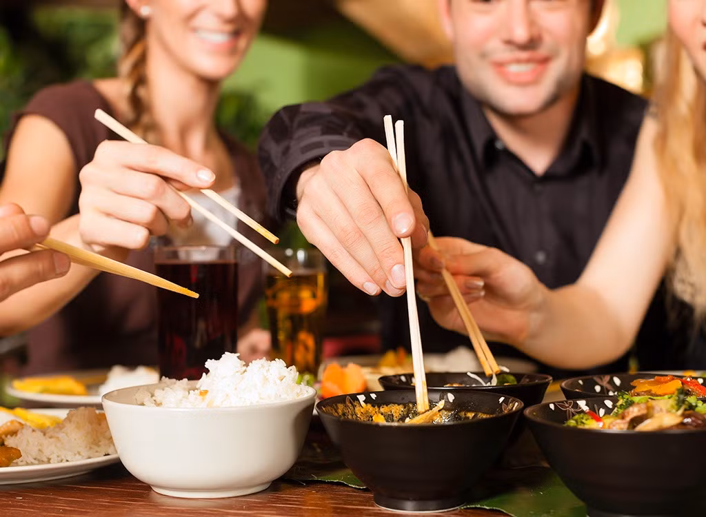 Nhiều vi khuẩn nguy hiểm có thể lây truyền qua việc ăn uống chung. Dùng đũa của mình để gắp thức ăn cho người khác là con đường lây lan vi khuẩn và các bệnh truyền nhiễm. (Nguồn Eatthis)