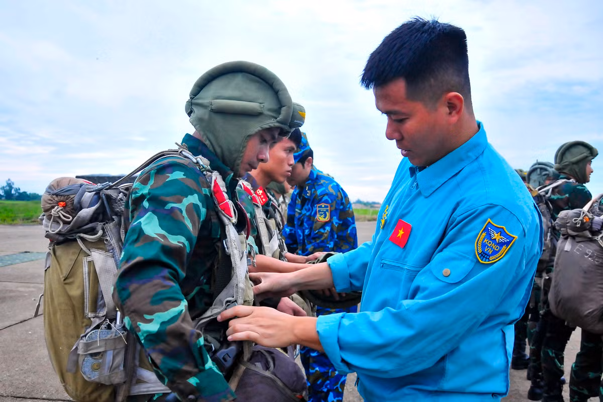 Dac cong va trinh sat dac nhiem Quan khu 7 thuc hanh nhay du