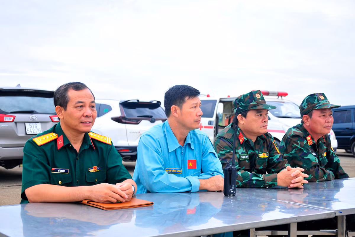 Thủ trưởng Bộ Tham mưu Quân khu 7, Bộ Tư lệnh TP Hồ Chí Minh, Sư đoàn Không quân 370 quan sát các lực lượng thực hành nhảy dù. Bài thực hành nhảy dù là một nội dung huấn luyện quan trọng hằng năm của lực lượng đặc công và trinh sát đặc nhiệm. Để hoàn thành nhiệm vụ được giao, các cán bộ chiến sĩ phải có sức khỏe tốt, kỹ thuật và bản lĩnh vững vàng.