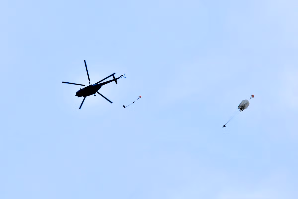 Máy bay trực thăng Mi-8 được sử dụng để thực hiện nhiệm vụ nhảy dù.