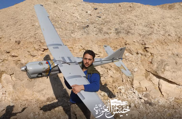 Theo mạng SyriaL, lực lượng Quân đội Syria tự do (FSA) – bộ phận Quân đội Syria phản bội chống lại chính quyền và nhân dân Syria đã bắn hạ một máy bay không người lái Orlan-10 của Nga tại phía Bắc tỉnh Hama. Nguồn ảnh: SyriaL