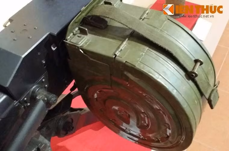 Cận cảnh hộp tiếp đạn hình tròn chứa 29 viên đạn của súng phóng lựu AGS-17. Súng sử dụng chủ yếu 2 loại đạn gồm: VOG-17 và VOG-17M. Súng có thể bắn phát một, loạt ngắn 5 viên hoặc loạt dài 10 viên.