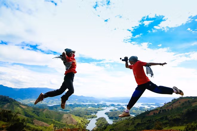 Một phong cách chụp ảnh ghép mới lạ và thú vị của hai bạn trẻ trong một lần đặt chân đến hồ Tà Tùng, Dak Som (Đắc Nông) - nơi được mệnh danh là "Hạ Long của Tây Nguyên".