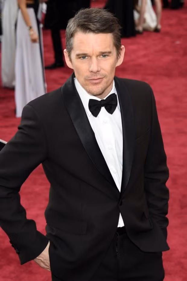 Tài tử Ethan Hawke trong bộ vest đen lịch lãm đến Oscar với đề cử giải Nam diễn viên phụ với bộ phim "Boyhood".