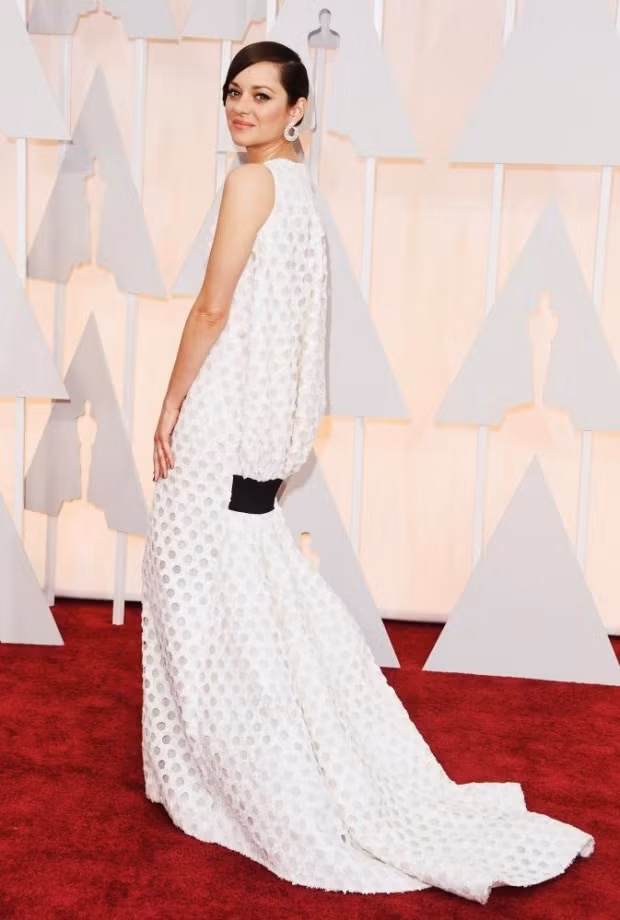 Nữ minh tinh Mario Cotillard xinh đẹp trong bộ váy trắng muốt của hãng Dior là ứng cử viên của hạng mục Nữ chính với bộ phim "Two days, One Night".