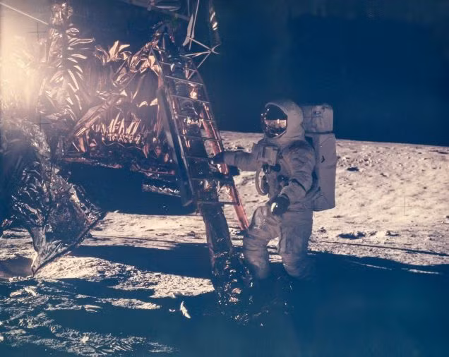 Phi hành gia Alan Bean đặt bước đi đầu tiên của mình trên bề mặt Mặt trăng.