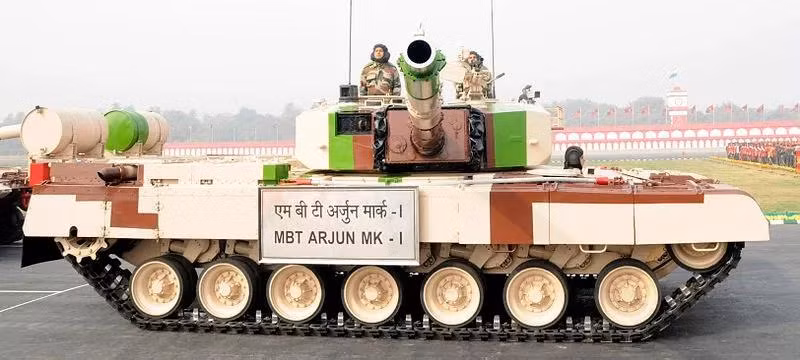 Và có lẽ Quân đội Ấn Độ sẽ không lấy Arjun MK1A làm xương sống cho lực lượng bọc thép của mình, bởi vì trước đó Ấn Độ đã đồng ý trả cho Nga 1,2 tỷ USD phí chuyển giao công nghệ, để có thể tiếp tục sản xuất 464 xe tăng T-90S, đưa số lượng T-90S trong Quân đội Ấn Độ lên tới gần 1.000 chiếc; và Arjun vẫn là giấc mơ dở dang hơn 40 năm của nền công nghiệp quốc phòng Ấn Độ.