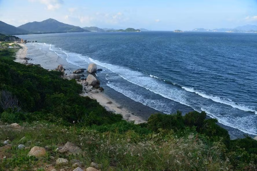 Với 40km đường biển bao quanh, vùng bờ biển Núi Chúa là nơi có rạn san hô ven bờ lớn nhất Việt Nam. Ảnh: Huy Nguyễn.