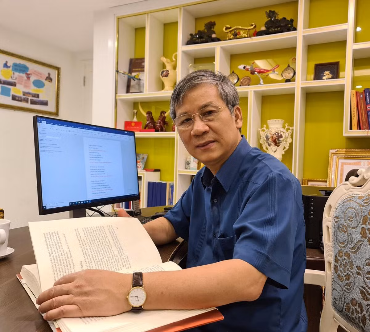 GS. AHLĐ. Nguyễn Anh Trí: “Có cuốn sách đã 'bẻ ghi' cuộc đời tôi" - Hình 2 GS. AHLD. Nguyen Anh Tri: “Co cuon sach da 'be ghi' cuoc doi toi
