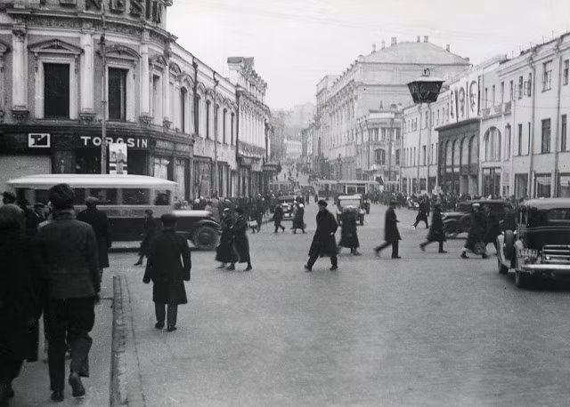 Khung cảnh đường phố Moscow thời Liên Xô năm 1935 qua ống kính Eirik Sundvor.