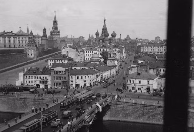 Các tòa nhà lịch sử lâu năm ở Moscow hiện qua khung cửa sổ nhà cao tầng.