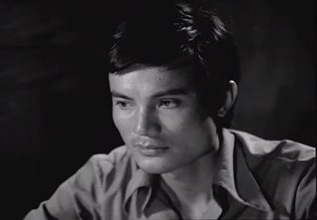 Trong Làng Vũ Đại ngày ấy, nhân vật thầy giáo Thứ được giao cho diễn viên Hữu Mười. Với dáng người cao gầy, thư sinh cùng khuôn mặt khắc khổ, Hữu Mười đã diễn tả thành công nội tâm giằng xé của người trí thức nghèo trong cuộc sống tù túng, quẫn bách của xã hội đương thời.