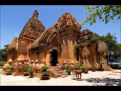 Xa hơn là tháp B thờ Thần Bò Nandi. Theo truyền thuyết, thần Bò là vật cưỡi của thần Shiva. Cơ bản tháp B có hình dáng giống tháp chính nhưng đơn giản hơn, tháp cao khoảng 12m.