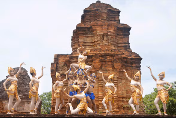 Bà trở về và sống một mình. Để tôn vinh mối tình sâu lắng và công ơn bà Poshanư hướng dẫn nhân dân trồng trọt, khai rẫy, trồng bong dệt vải, dạy người dân những quy tắc ứng xử, giao tiếp tiến bộ… người Chăm đã tạc tượng bà và thờ trong tháp.