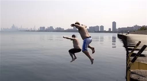2 người đàn ông nhảy xuống hồ để tránh cái nắng khủng khiếp ở Chicago vào năm 1995. Chỉ trong 5 ngày của đợt nắng nóng tồi tệ nhất lịch sử, tại Chicago, Mỹ đã có tới 750 người thiệt mạng, hơn 3.000 người phải nhập viện.