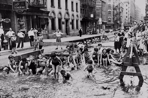 Tháng 7/1936, nhiệt độ New York đạt mức cao kỷ lục. Tại các khu nhà ổ chuột phía Đông của New York, người dân đã đào những bể bơi tạm thời rồi dùng nước từ vòi cứu hỏa dẫn vào bể để cho trẻ con có chỗ vùng vẫy, giải nhiệt.