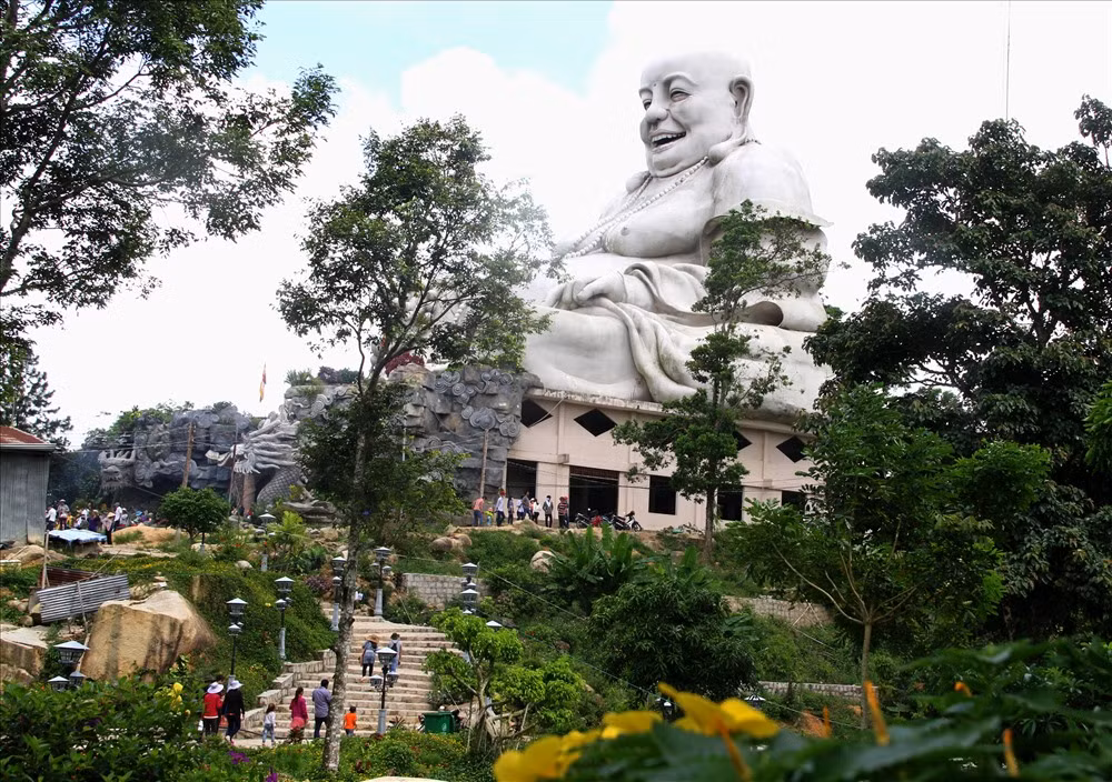 Tượng Phật Di Lặc lưng tựa núi, mặt hướng ra hồ quanh năm ngấn nước trong xanh. Thỉnh thoảng, mây mù từ cánh rừng nguyên sinh lại sà xuống tạo cho không gian sự huyền ảo.