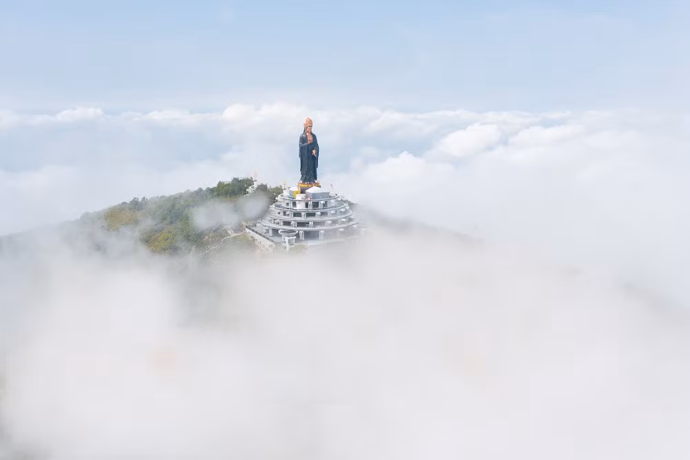 Mới đây núi Bà Đen vừa khai trương Tượng Phật Bà cao nhất châu Á. Bức tượng cao 72 m và được dựng trên độ cao 986 m. Tượng Phật Bà Tây Bổ Đà Sơn được đúc bởi hơn 170 tần đồng đỏ theo công nghệ gia công cơ khí áp lực cao của Châu Âu.