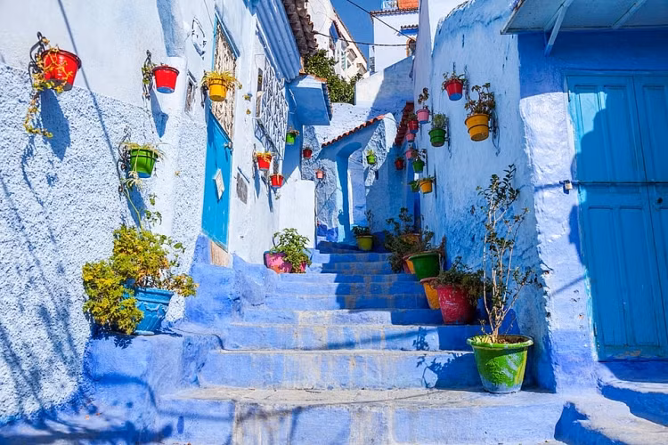 Thị trấn xanh kỳ quái: Chefchaouen ở Morocco là một “mê cung màu xanh”. Đó là sắc xanh từ những ngôi nhà cho đến những con đường và tất cả những gì có thể … sơn được. 