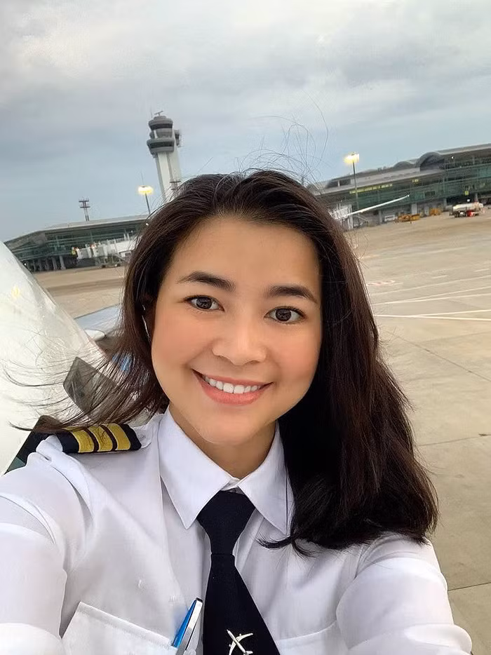 Nữ phi công hướng dẫn làm đẹp da khi đeo khẩu trang - Hình 2 Nu phi cong huong dan lam dep da khi deo khau trang-Hinh-2