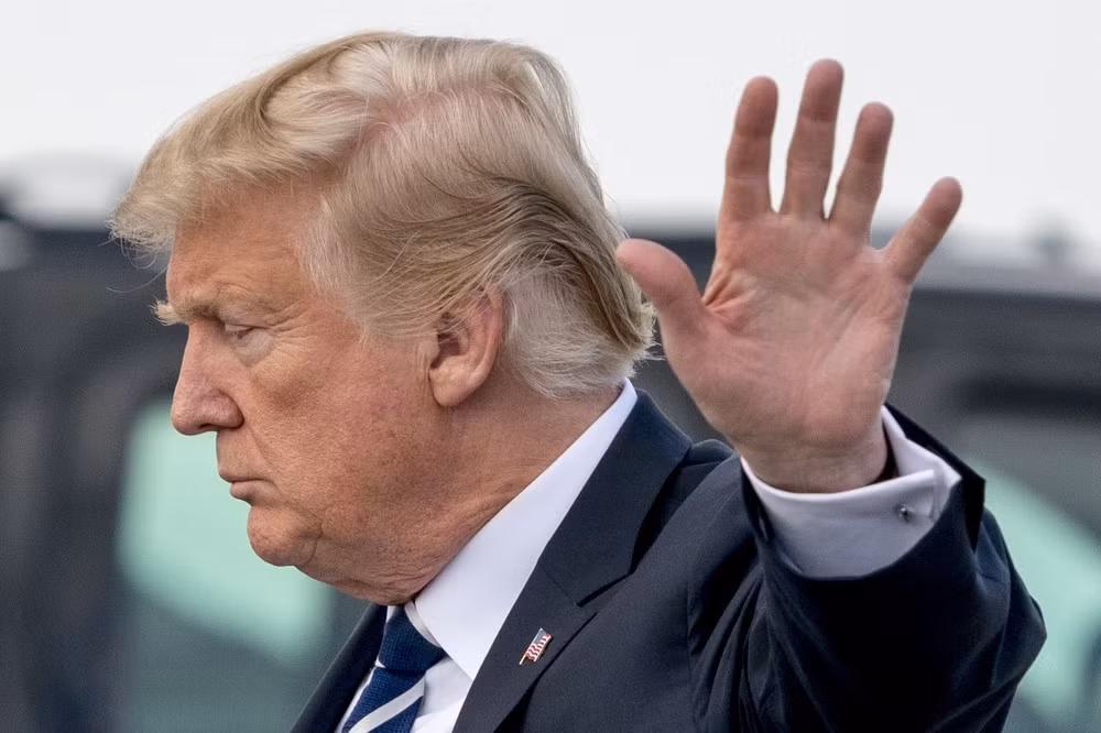 Tong thong Trump co the bi luan toi truoc them bau cu