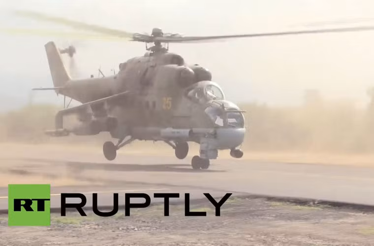 Kiểm tra xong xuôi, trực thăng tấn công Mi-24V cất cánh rời căn cứ.