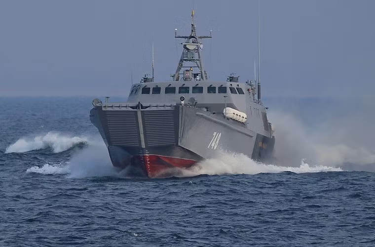 Hạm đội Baltic (Hải quân Nga) mới đây đã triển khai một loạt các tàu đổ bộ Dyugon tham gia diễn tập, đánh chiếm bờ biển đối phương. Đây là loại tàu đổ bộ nhỏ nhưng rất hiện đại do Nga thiết kế để chuyên chở các phương tiện cơ giới, binh sĩ từ ngoài tàu đổ bộ lớn vào bờ.