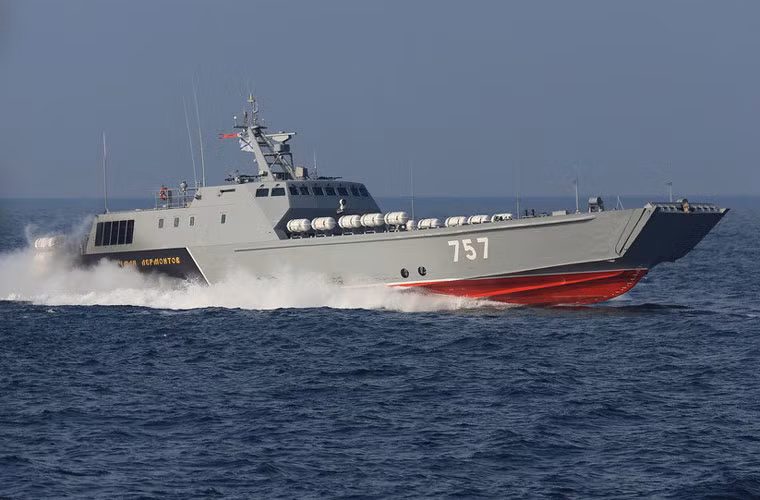 Đáng lưu ý, vào tháng 9 năm ngoái, tờ Sao Đỏ dẫn lời phát ngôn viên nhà máy đóng tàu Yaroslavsky - Vladimir Popov cho biết, tàu đổ bộ Project 21820 Dyugon mang tên Ivan Kartozov có thể được xuất khẩu sang Việt Nam.